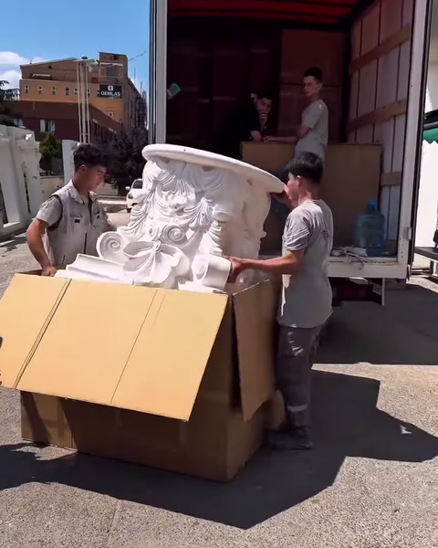Il capitello bianco decorato viene sollevato dall’imballaggio di cartone