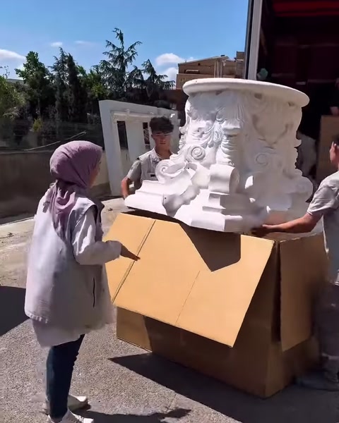 Il capitello viene mantenuto in posizione verticale sopra l’imballaggio