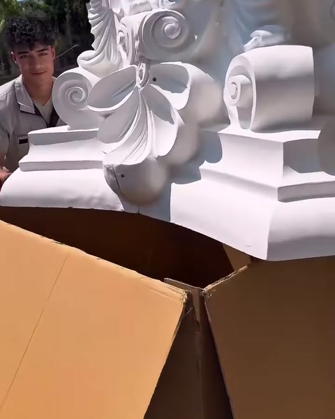 I motivi a foglie ricurve e la base a gradini del capitello sono visibili da vicino