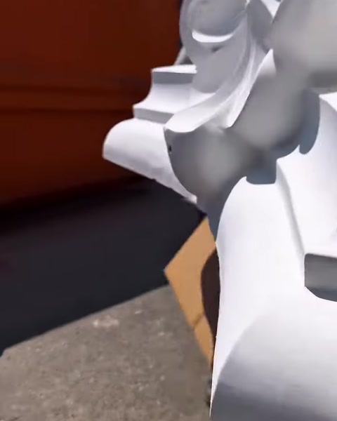 La curva a voluta del capitello decorativo è mostrata nei dettagli lateralmente