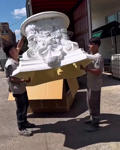 Il capitello viene inclinato per mostrare contemporaneamente la parte frontale e quella inferiore