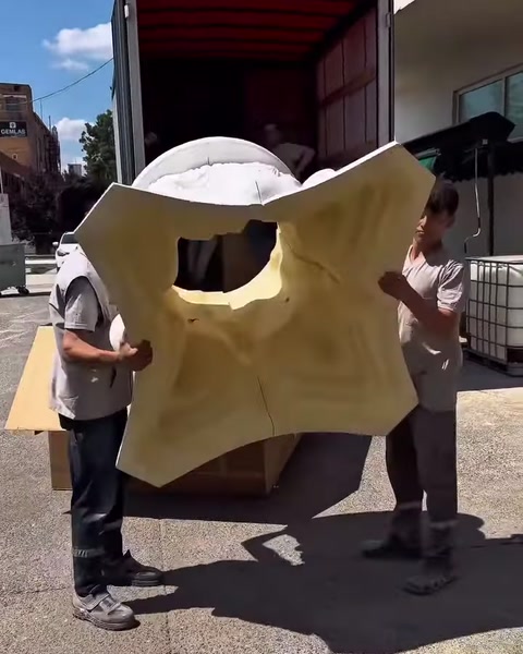 Il capitello capovolto mostra la superficie interna gialla e la cavità