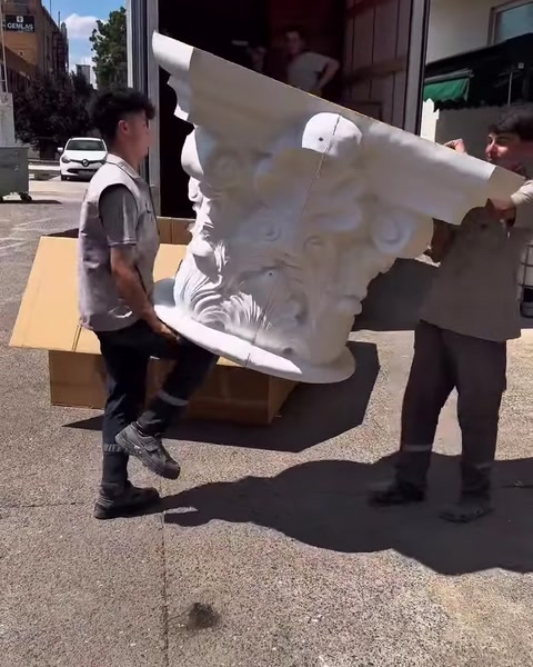 Il profilo laterale del capitello decorativo bianco viene mostrato tra gli operatori