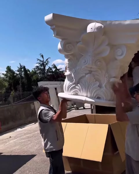 Il capitello viene mostrato per l’ultima volta in posizione verticale all’aperto