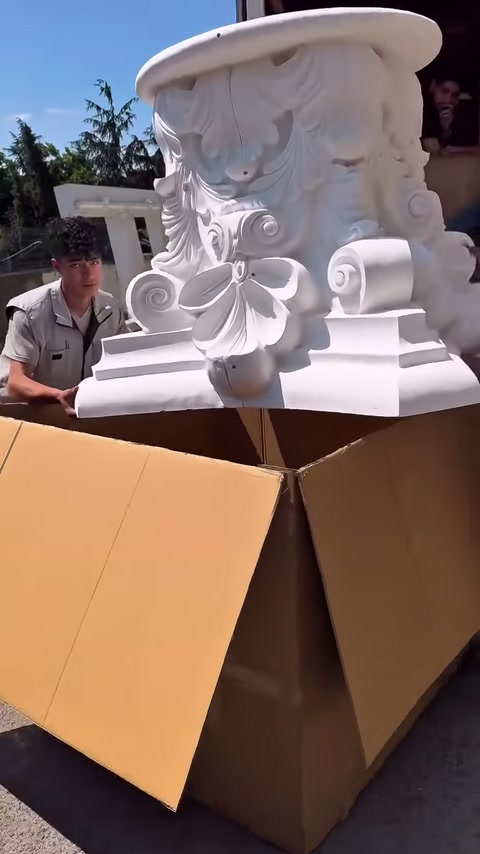 Viene mostrata la parte anteriore del capitello bianco con foglie d'acanto