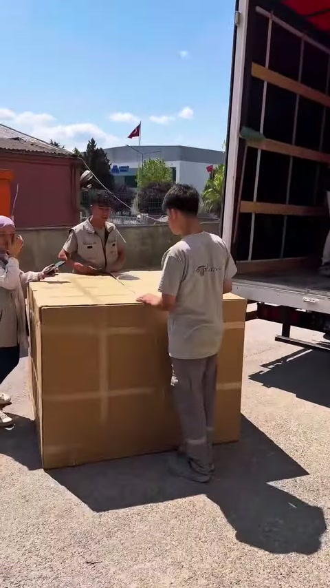 Il video mostra il processo di estrazione dalla scatola di un capitello decorativo per colonna in poliuretano