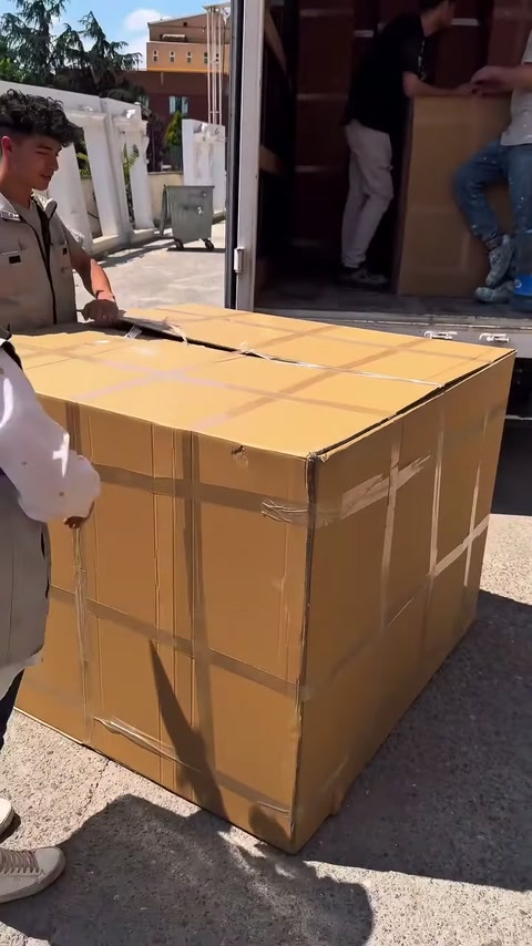 La squadra davanti al camion controlla i collegamenti superiori della scatola