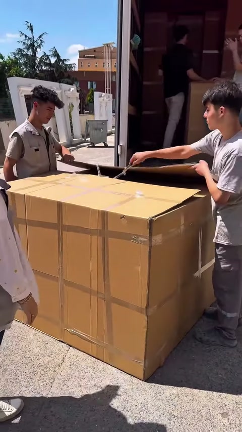 La squadra intorno alla scatola libera i bordi del coperchio superiore