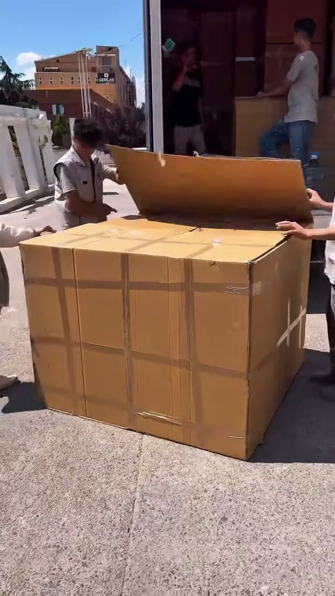 Un coperchio della scatola viene sollevato e inizia l'apertura