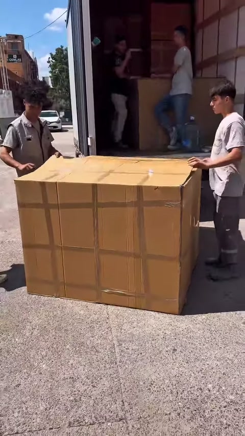 Il primo coperchio aperto viene abbassato verso l'interno della scatola