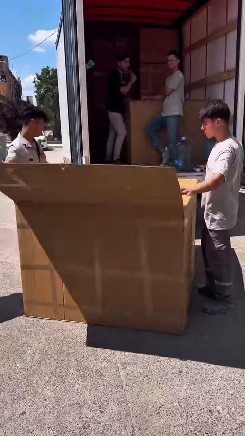Mentre si apre il largo coperchio dell'imballaggio, l'interno della scatola non è ancora visibile