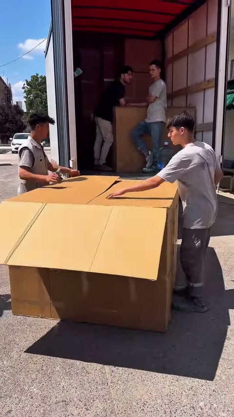 Con i coperchi laterali aperti, la scatola viene preparata per estrarre il prodotto