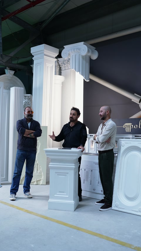 Il team di progettazione discute di colonne classiche e capitelli nello showroom