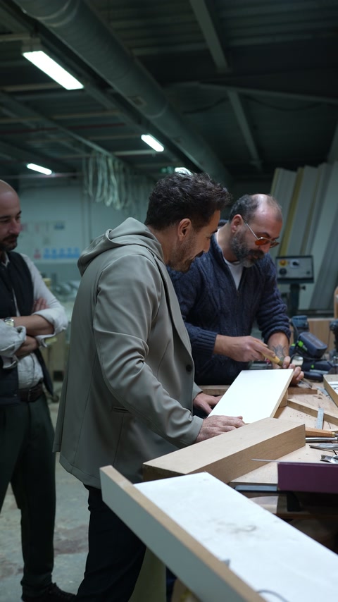 Il team esamina campioni bianchi di modanature architettoniche durante la preparazione del progetto