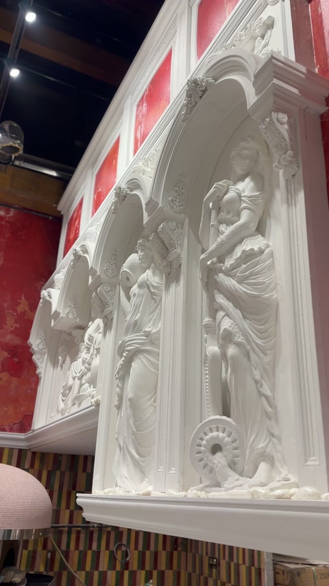 La vista dal basso mette in risalto nicchie ad arco, sculture e dettagli a rilievo floreale