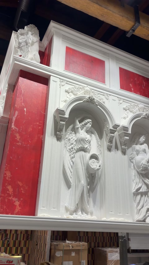 Tre figure classiche si trovano all’interno di nicchie architettoniche ad arco coordinate