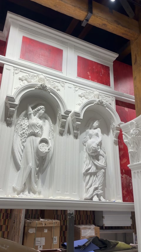 Sculture drappeggiate sono incorniciate da pilastri, archi e modanature ornamentali
