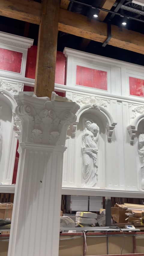 La colonna scanalata e il capitello completano la composizione murale scultorea installata