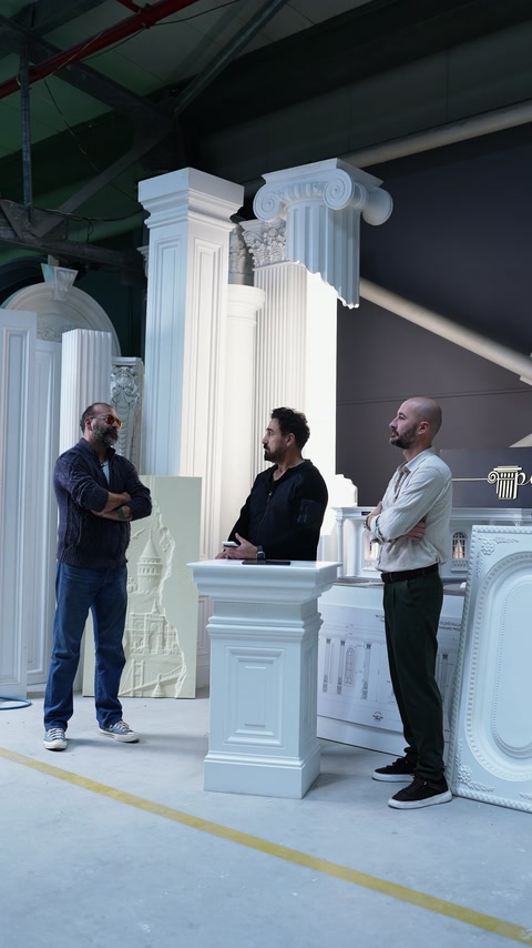 Il team del progetto presenta colonne decorative e componenti modanati dello showroom