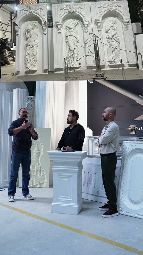 Pannelli di nicchie completati accompagnano gli artisti mentre discutono del loro progetto comune
