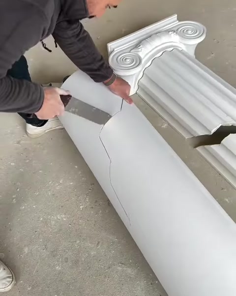 Kavisli kaplama parçası el testeresiyle enine kesiliyor