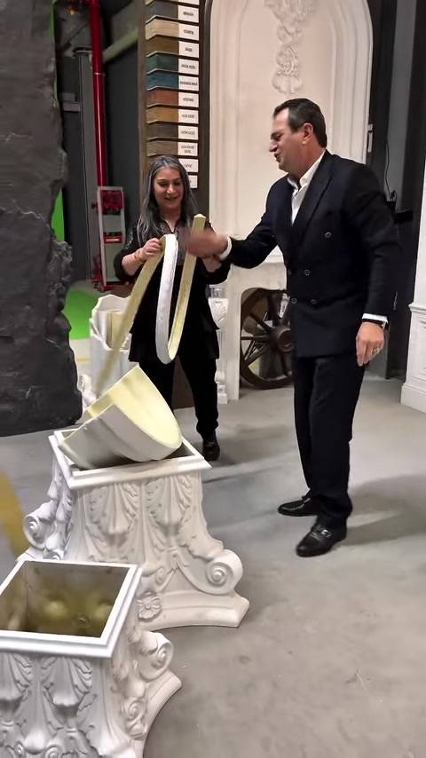 Profilo decorativo flessibile dimostrato piegandosi nell'ambiente della showroom
