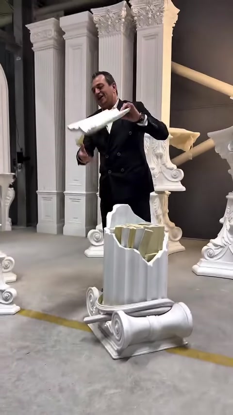 Fusto di colonna scanalata e pezzo di capitello complementare esposti