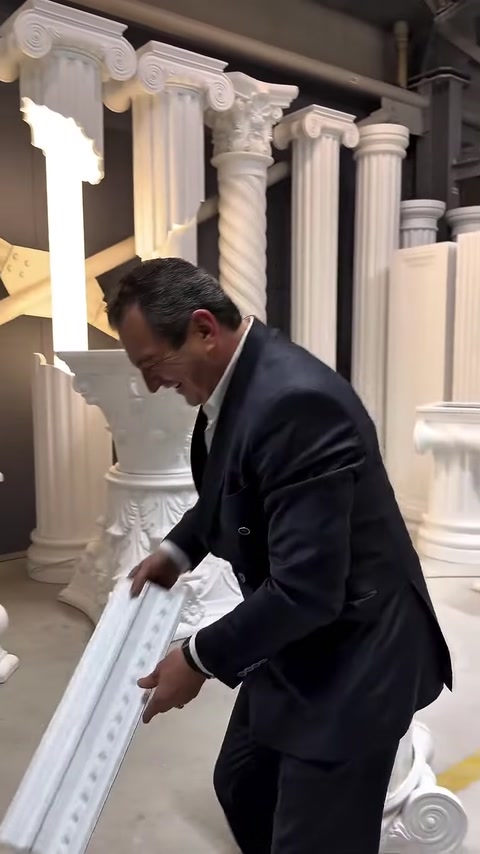 Profilo di cornice bianca ornamentale esaminato da vicino a mano
