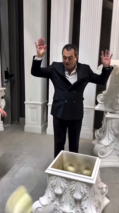 Sütun modelleri arasındaki müşteri, işlemeli kaide yanında ürün sunumu yapıyor