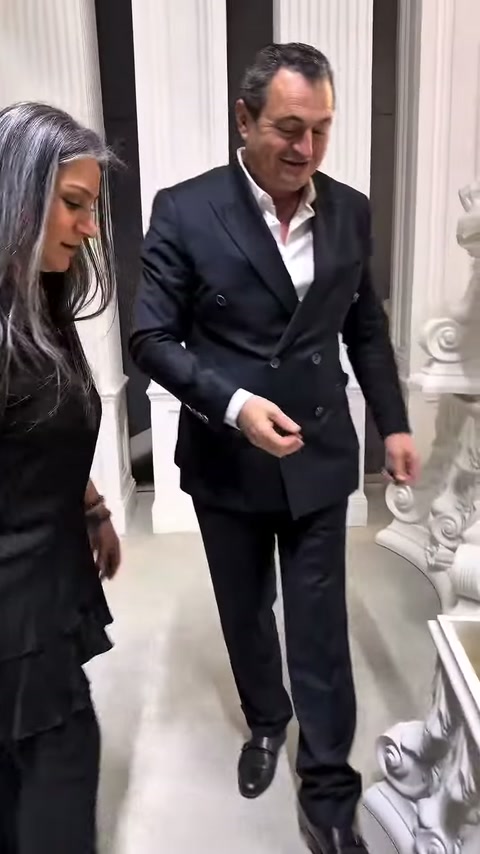 Müşteri, işlemeli kaidenin yanındaki beyaz dekoratif parçaya uzanıyor