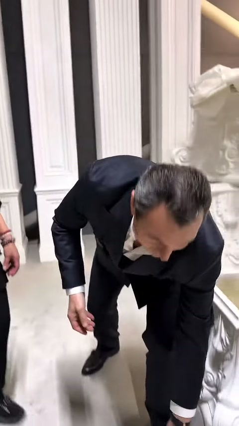 Beyaz sütun örnekleri arasında müşteri dekoratif parçaları yakından değerlendiriyor