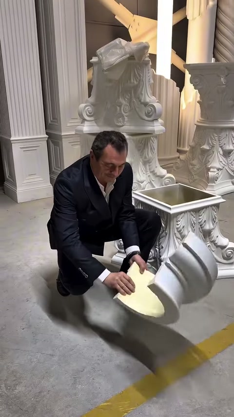 Müşteri, geniş dekoratif profilin kıvrımlı biçimini iki eliyle sergiliyor