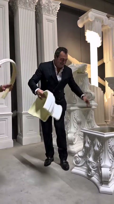Geniş profil parçası, sergi alanındaki oyma kaidenin üzerine yöneltiliyor