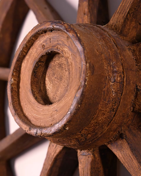 Elemento decorativo in poliuretano effetto legno a forma di mozzo di ruota