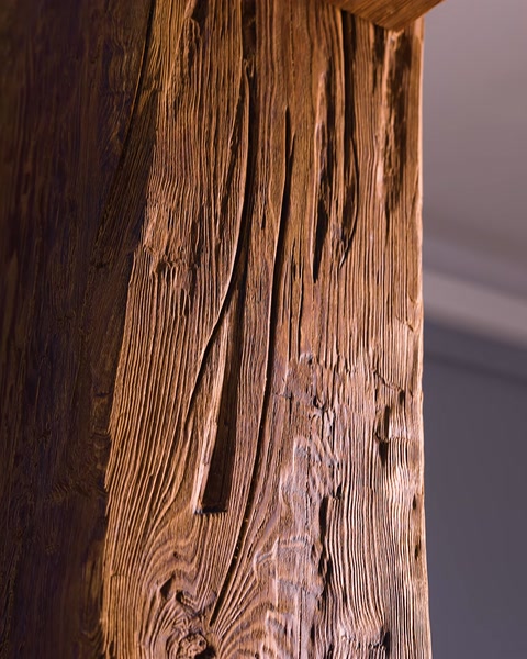 Primo piano della texture di una superficie di trave con motivo effetto legno verticale