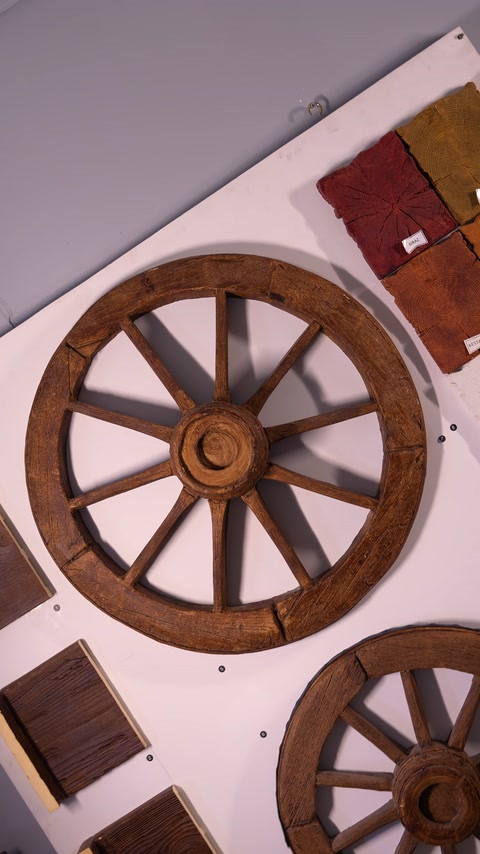 Modello di ruota decorativa dall'effetto legno montato sulla parete