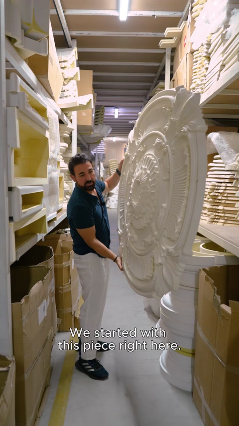 Un grande rosone decorato viene prelevato da uno scaffale del magazzino ed esposto.