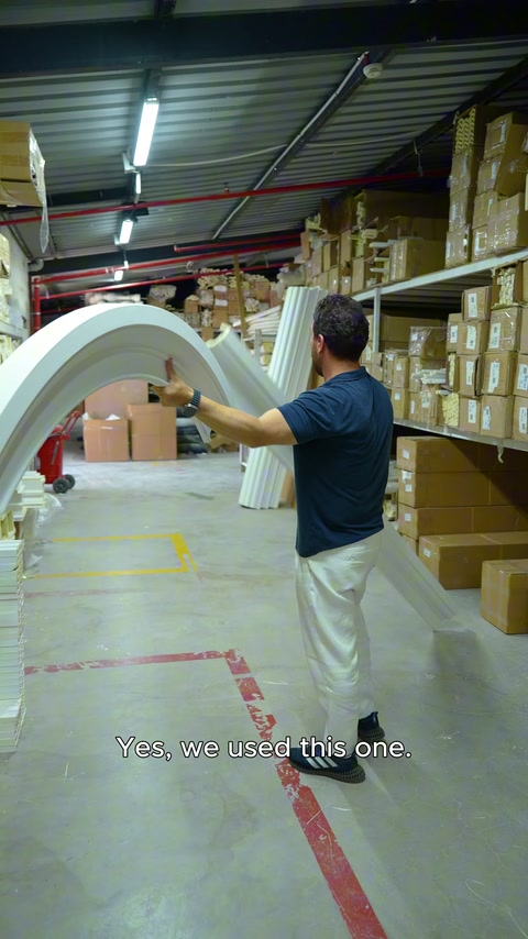 Un ampio profilo a forma di arco viene scelto per l'applicazione a parete.
