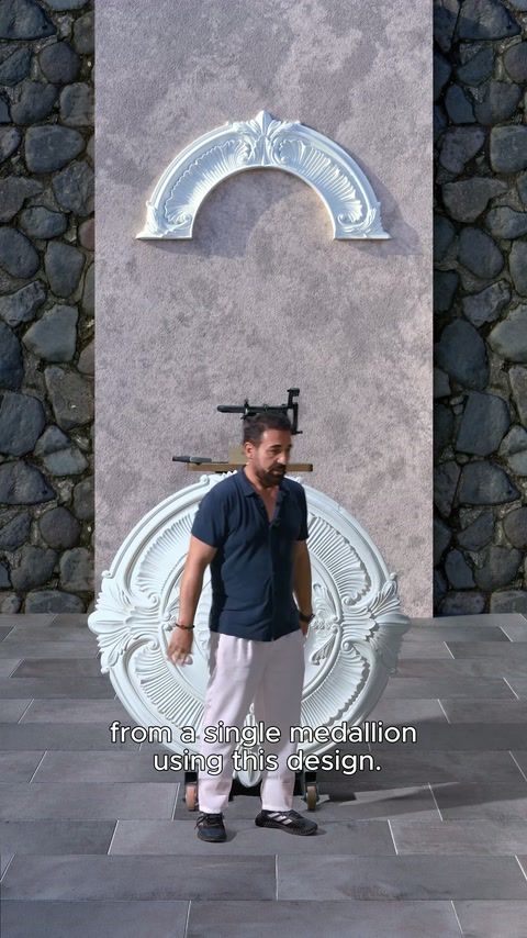 Decorazione a semicerchio tagliato posizionata nella sezione superiore della parete.
