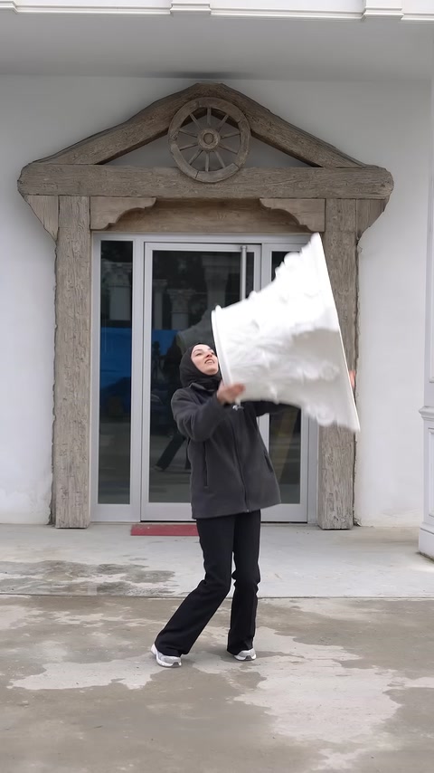 La struttura di un capitello per colonna leggero in poliuretano viene mostrata mentre è trasportato a mano