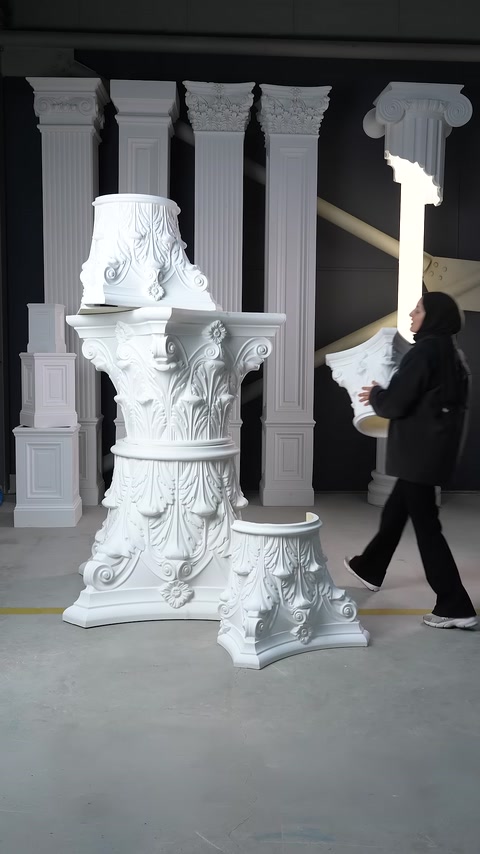 Capitelli decorativi per colonne di diverse dimensioni e con vari motivi sono esposti insieme