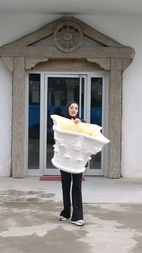 Oyma yaprak desenli geniş sütun başlığı önden sergileniyor