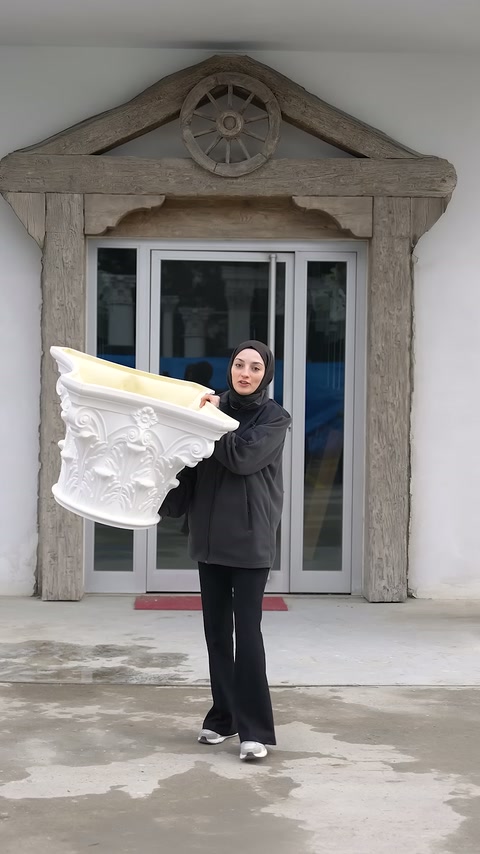 Beyaz Korint tarzı sütun başlığının kabartmalı dış yüzeyi gösteriliyor