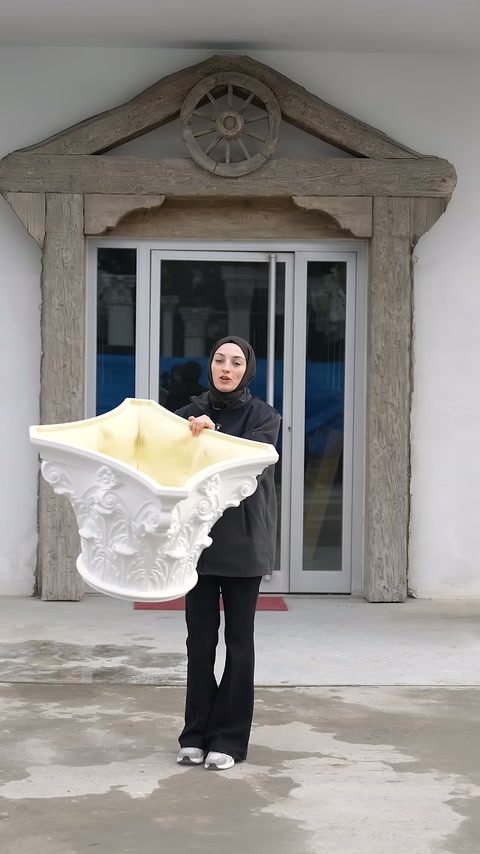 Geniş dekoratif başlığın açık iç kısmı kameraya dönük tutuluyor