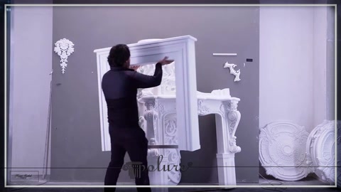 Artigiano posiziona un elemento decorativo verticale ornato nell'area espositiva.