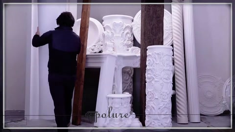 Colonne e capitelli in diversi motivi ubicati nella stessa area espositiva.
