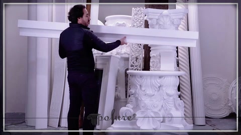 Pezzo di cornice orizzontale lungo mostrato nella disposizione decorativa della parete.