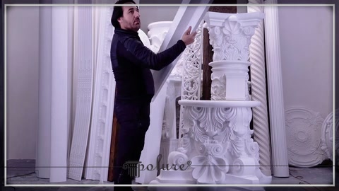 Artigiano ispeziona la superficie del capitello della colonna ornamentale in rilievo.