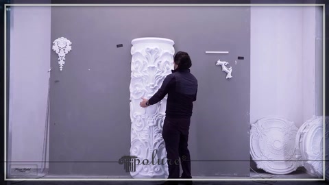 Oyma desenli sütun başlığı farklı dekoratif ürünlerle birlikte gösteriliyor