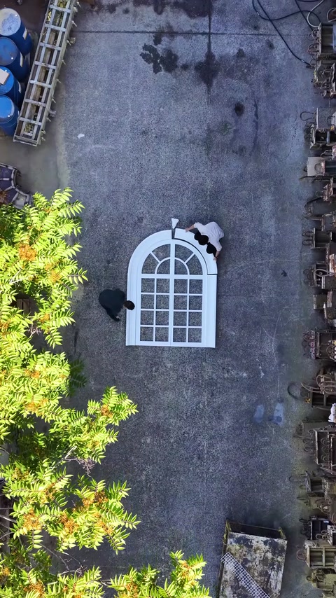 Gli operai assemblano il telaio ad arco intorno alla griglia della finestra